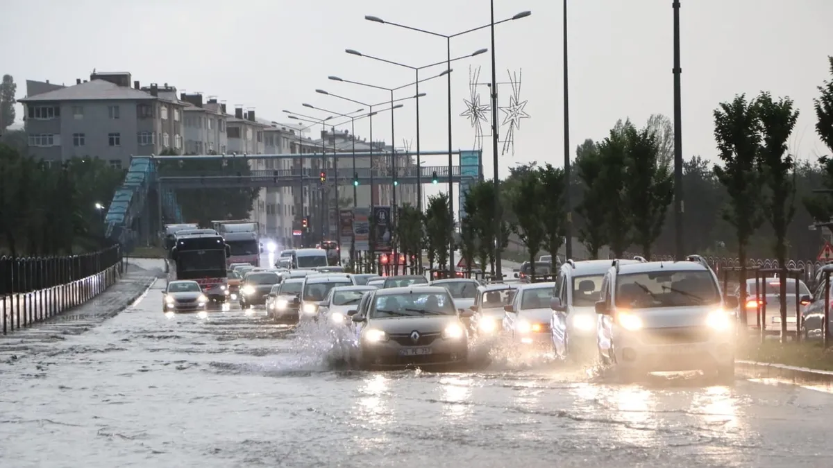 Erzurum’da sağanak sonrası sel!