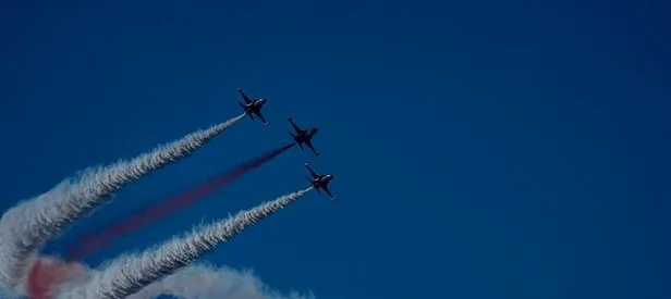 Adana’da gökyüzü hava gösterileriyle renklendi