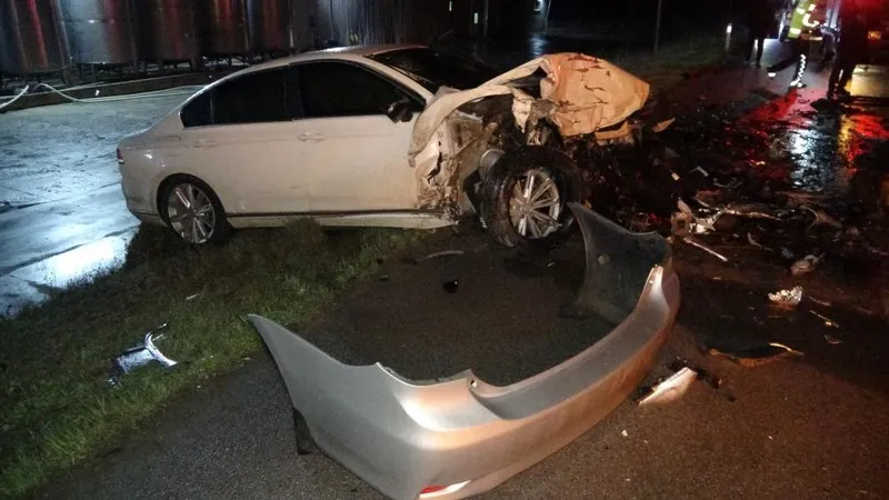 Çanakkale'de iki araç kafa kafaya çarpıştı. (İHA)