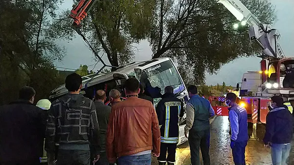 ispartada-midibusle-otomobil-carpisti-15-yarali-1603988919648.jpg Isparta'da midibüsle otomobil çarpıştı: Onlarca yaralı-5
