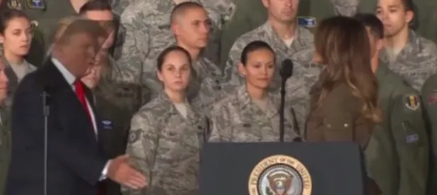 Trump'tan ilginç hareket: Eşinin önce elini sıktı..