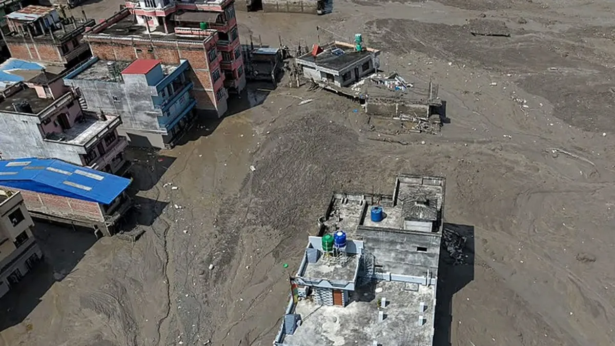 Nepal'i sel vurdu: Yüzlerce kişi kayıp