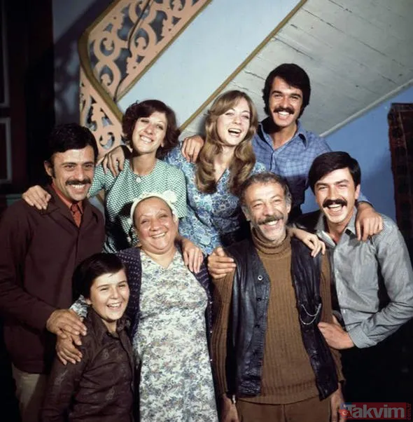 Atilla Dorsay Çok Büyük Bir Kayıp. Öyle Bir Dönem Ki Gerçekten Komedinin Kral Olduğu Bir Dönem. Mesela Devekuşu Kabere Tiyatrosu'nda Yıllarca Bizi Eğlendiren...