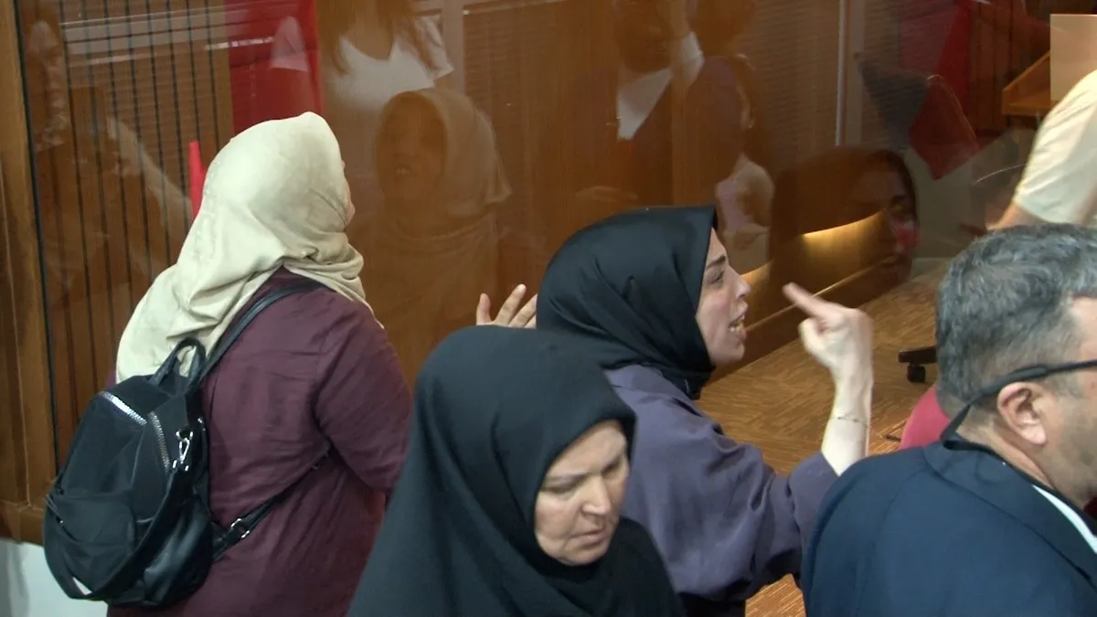 chplilerin-15-temmuz-saygisizligi-meclisi-karistirdi-1783711848909.jpeg CHP'lilerin "15 Temmuz" saygısızlığı meclisi karıştırdı: Şehit yakınlarından cevap: Kimse bu bayrak altında vatan hainliği yapamaz-3