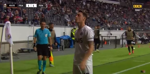 eintracht-frankfurt-fenerbahce-macinda-skandal-alman-taraftarlar-mesut-ozile-yabanci-madde-firlatti-1631824162016.jpeg