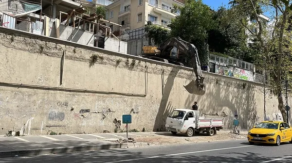 ibbnin-cevreciligi-buraya-kadar-asirlik-cinarlarin-yerine-dikilen-fidanlar-kurudu-1658412787202.jpg İBB'nin çevreciliği buraya kadar: Asırlık çınarların yerine dikilen fidanlar kurudu-5