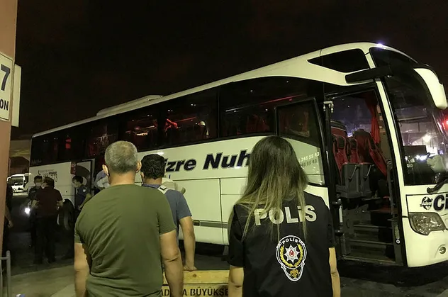 Yolcu otobüsünde akılalmaz olay! Şoför kapıları kilitledi...