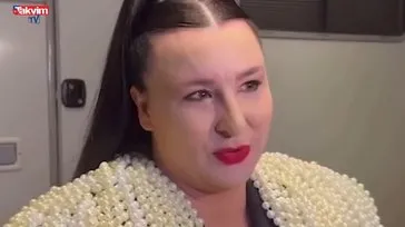 Yasemin Sakallıoğlu’ndan 100. gösteriye özel sürpriz: 12 kiloluk kostüm!