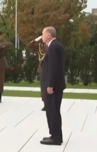 Başkan Erdoğan Vatan Anıtı'na çelenk bıraktı