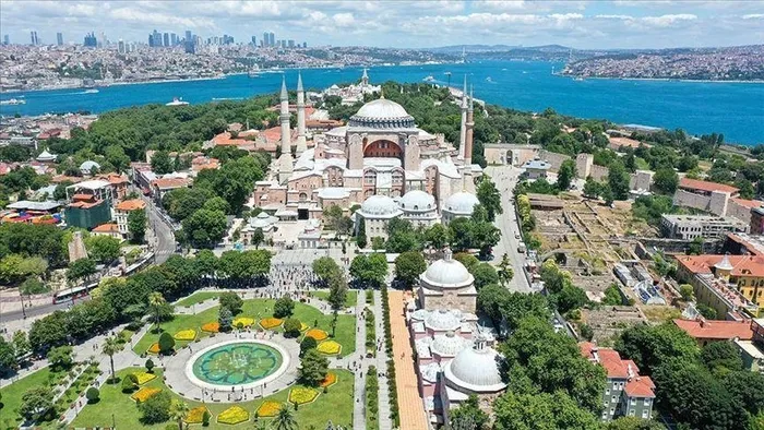 Ayasofya'da uzun kuyruklara son! Yeni düzenleme bugün başlıyor: Turistler giriş için 25 avro ücret ödeyecek-2