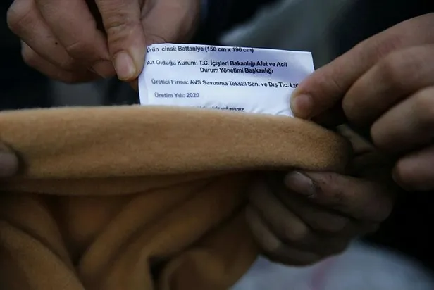SON DAKİKA: İzmir'de depremzedeler için gönderilen battaniyeleri satmaya çalıştılar-2
