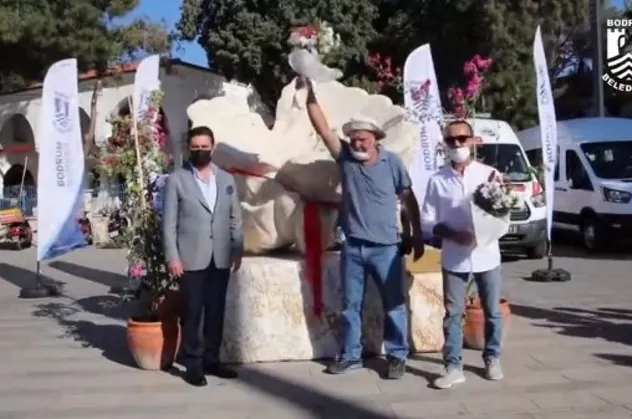 CHP'li Bodrum Belediyesi sünger heykeli açılış töreni düzenledi