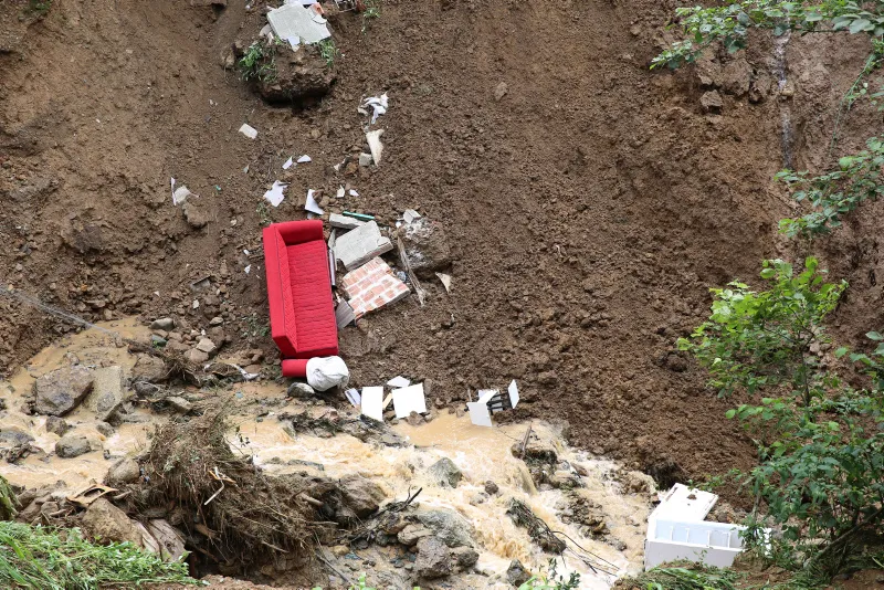 Rize'de 1 ev çöktü, 22 ev boşaltıldı, mahsur kalanlar kurtarıldı - 13