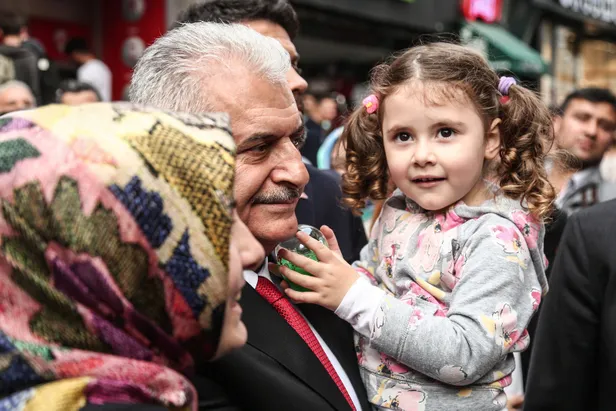 Binali Yıldırım, Beşiktaş Çarşı'da vatandaşlarla buluştu-3