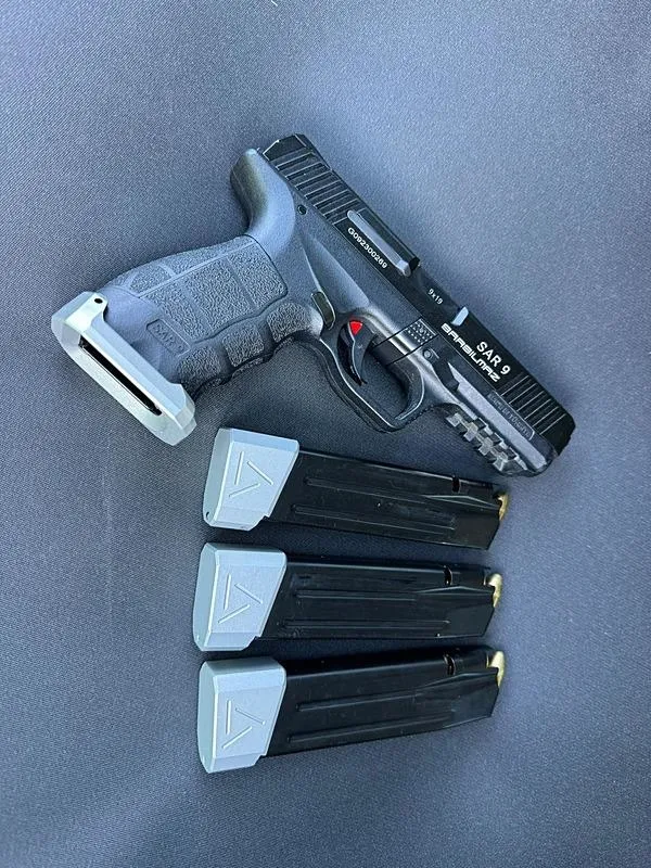 sahte-polis-ve-mit-kimligiyle-yakalandi-akilalmaz-savunma-1728481510637.jpeg Şahsın üzerinde ele geçirilen silah (DHA)