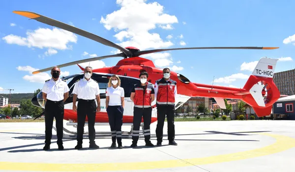 saglik-bakani-fahrettin-kocanin-bebegi-kucaginda-tasirken-cekilen-fotografini-paylastigi-acil-tip-teknisyeni-oznur-korkmaz-konustu-1624976636170.jpg Sağlık Bakanı Fahrettin Koca'nın bebeği kucağında taşırken çekilen fotoğrafını paylaştığı Acil Tıp Teknisyeni Öznur Korkmaz konuştu-8