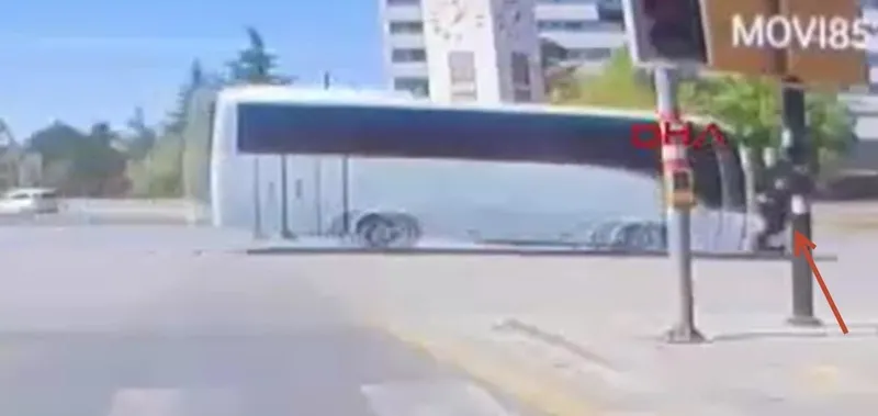 scooter-sorunu-ankarada-feci-kaza-islek-caddede-yolun-karsisina-gecmeye-calisti-metrelerce-suruklendi-1713248783217.jpeg Scooter sorunu! Ankara'da feci kaza... İşlek caddede yolun karşısına geçmeye çalışınca metrelerce sürüklendi-2