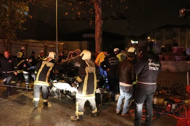 Denizli'de otomobil ağaca çarptı: 1 ölü, 3 yaralı