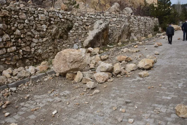 isparta-egirdirde-14-blok-210-dairede-oturanlar-korku-icinde-heyelan-tehlikesi-altinda-yasiyorlar-1645776921725.jpg Isparta Eğirdir'de 14 blok 210 dairede oturanlar korku içinde! Heyelan tehlikesi altında yaşıyorlar-6