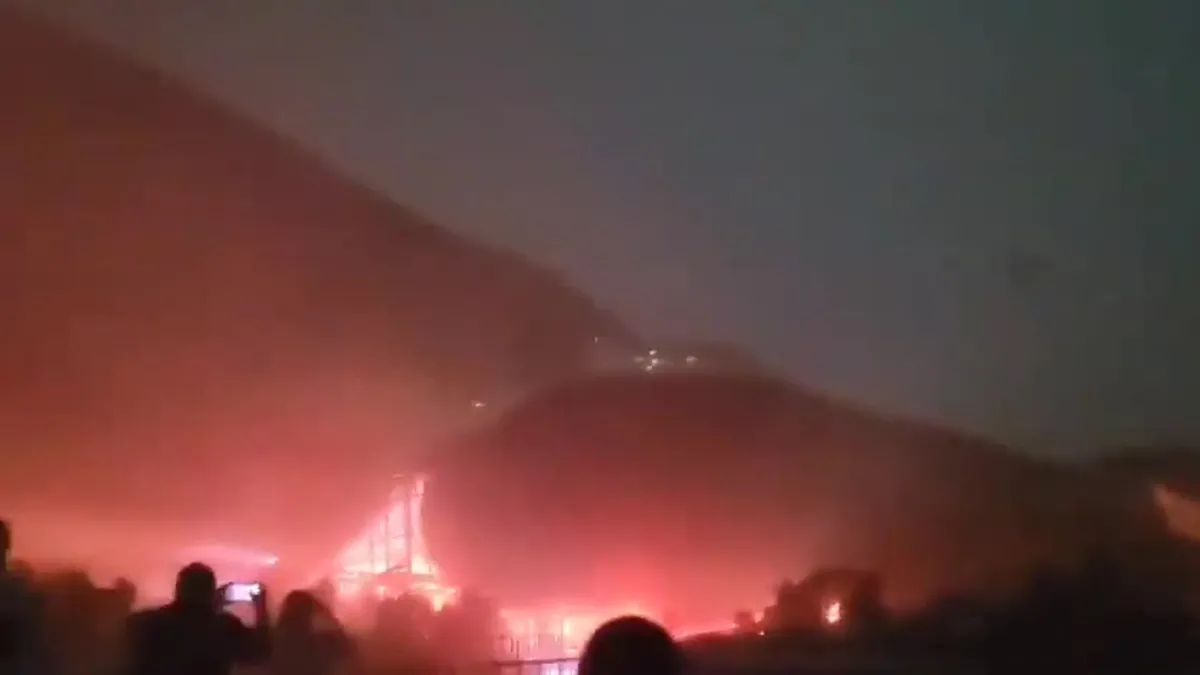 Meksika'da parti mitingi sırasında sahne çöktü | Panik anları kamerada