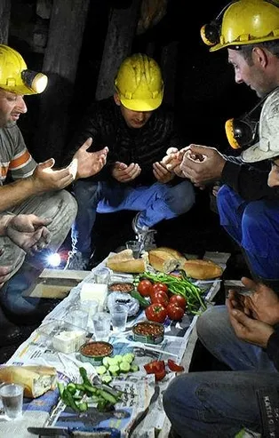 Zonguldak'ta madenciler yerin 300 metre altında ilk sahurunu yaptı