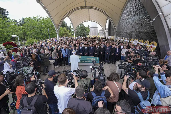 Usta sanatçıya veda! İlhan Şeşen son yolculuğuna uğurlandı | Eşi son aylarını anlattı - 17