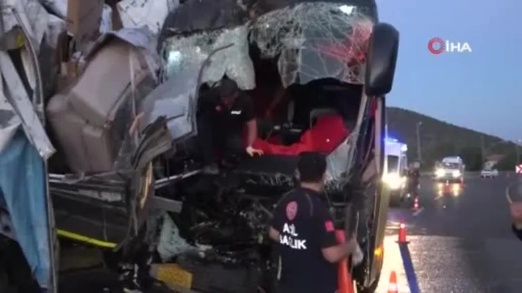 Elazığ’da feci kaza! Yolcu otobüsü ile tır çarpıştı: 1 ölü, 32 yaralı