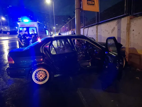 otomobil-aydinlatma-diregine-carpti-3-yarali-1631246503884.jpg Otomobil aydınlatma direğine çarptı! 3 yaralı-2