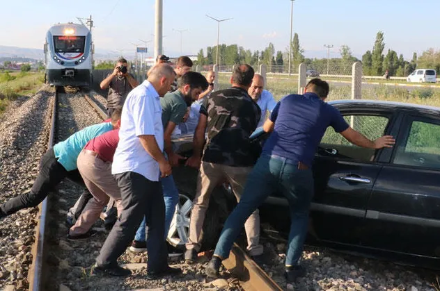 Sivas'ta tren raylarında büyük panik!