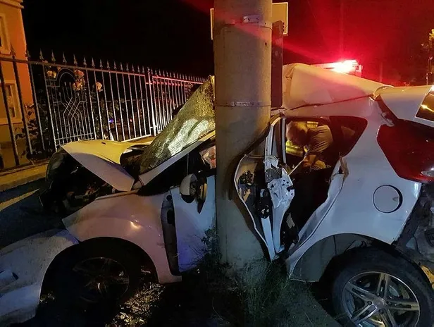 Son dakika: Bursa'da feci kaza! Otomobil beton direğe çarptı: 3 ölü, 1 ağır yaralı-1