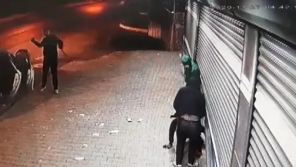 SON DAKİKA: Esenyurt'ta gece yarısı şoke eden olay: Hırsızlar kendilerine şişe atan komşuya taşla karşılık verdi-4