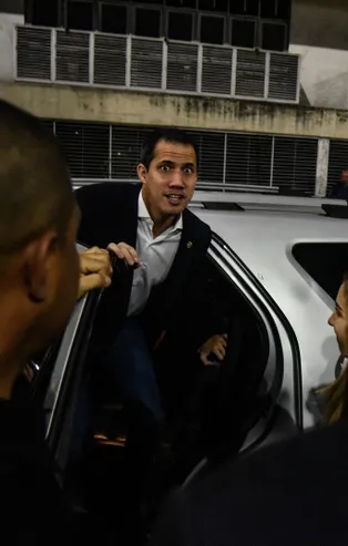 Darbeci Guaido'ya havalimanında şok!