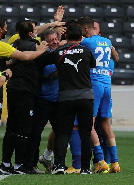 gaziantep-erzurumspor-macinin-ardindan-yilmaz-vural-gozyaslarini-boguldu-1619364581919.jpeg Gaziantep - Erzurumspor maçının ardından Yılmaz Vural gözyaşlarını boğuldu!-3