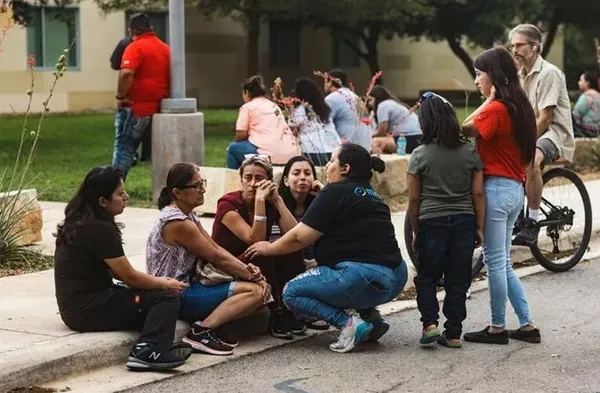 ogretmen-esi-abd-teksastaki-okul-saldirisinda-olen-adam-uzuntuye-dayanamayip-iki-gun-sonra-hayatini-kaybetti-k-1653632141788.jpg Öğretmen eşi ABD Teksas'taki okul saldırısında ölen adam üzüntüye dayanamayıp iki gün sonra hayatını kaybetti! Kırık kalp sendromu-7