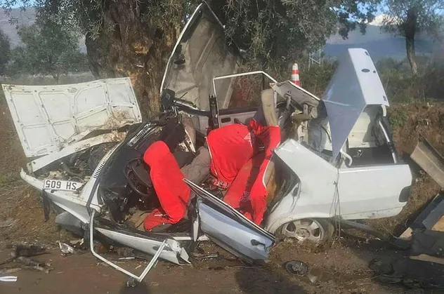 İzmir'de inanılmaz kaza! Ağaca çarpan otomobilde can pazarı