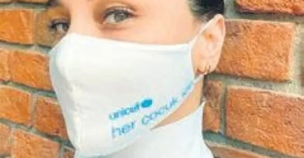 Burçin Terzioğlu Dünya Çocuk Günü’nde Unicef Türkiye yazılı maskeyle poz verdi