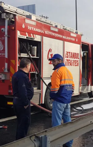 Son dakika... TEM'de çift katlı otobüste yangın