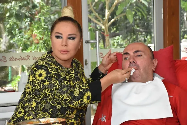 gelinim-mutfakta-yeni-sunucu-safiye-soyman-kimdir-safiye-soyman-kac-yasinda-nereli-iste-esi-ve-cocuklari-1635133760441.jpg Safiye Soyman kaç yaşında, nereli? Gelinim Mutfakta yeni sunucu Safiye Soyman kimdir? İşte eşi ve çocukları!-5