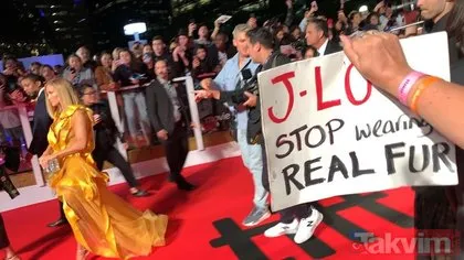 Jennifer Lopez’in zor anları! Yeni filmi Hustlers’ın galasında protesto edildi!