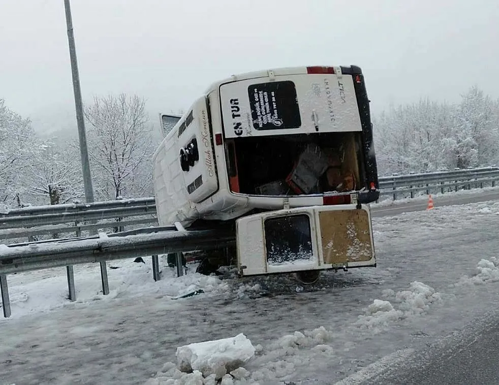 İşçi servisi devrildi: Çok sayıda yaralı var