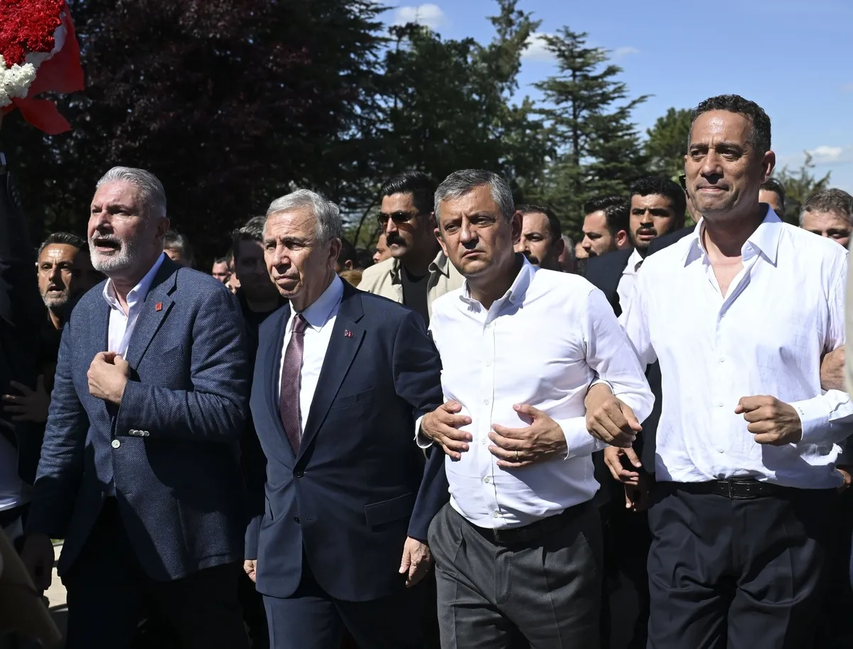chpyi-bolemeden-bolunduler-imamoglu-bastiriyor-ozel-kayyuma-bel-bagliyor-masadaki-plani-takvim-acikliyor-1782211452105.jpeg CHP'yi bölemeden bölündüler! İmamoğlu bastırıyor Özel "kayyuma" bel bağlıyor | Masadaki planı TAKVİM açıklıyor-4