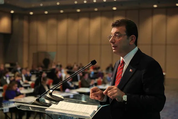 AK Partili Mehmet Tevfik Göksu: "Sayın Başkan İstanbul’dan giderken Büyükşehir Belediyesine 93 milyarlık borç bırakıp gidecek"-3