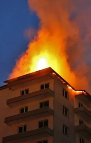 Yer: Sivas... İnşaat halindeki 8 katlı binanın çatısı yandı