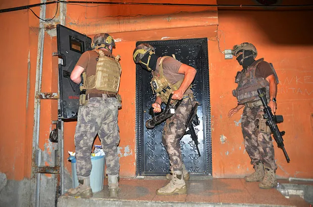 Adana'da suç şebekesine şafak operasyonu