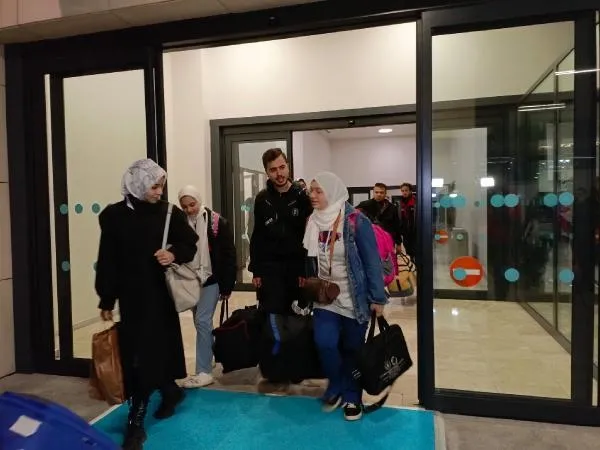 turkiye-vatandasinin-yalniz-birakmadi-gazzeden-tahliye-edilen-68-turk-vatandasi-istanbula-indi-1701822679274.jpeg
