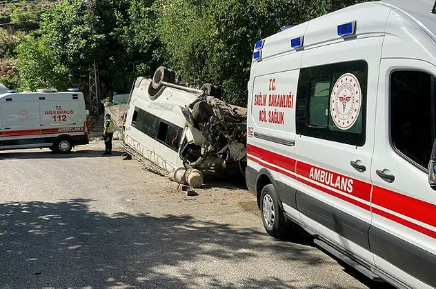 Mersin'de freni boşalan servis minibüsü devrildi: 4'ü ağır 27 yaralı