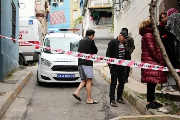 İstanbul’un göbeğinde panik! Beyoğlu'nda 3 katlı apart otelde yangın!-2