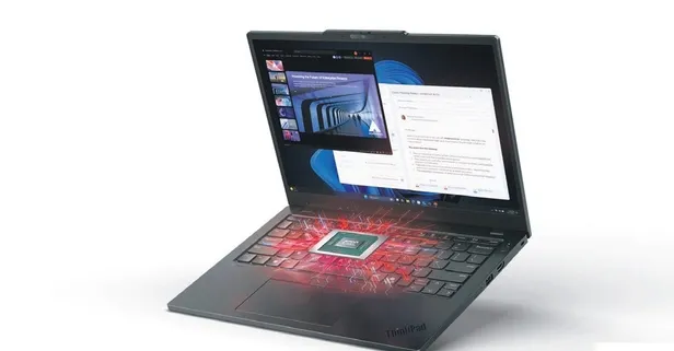 Meraklı bakışları görünce ekranını karartan bilgisayar!