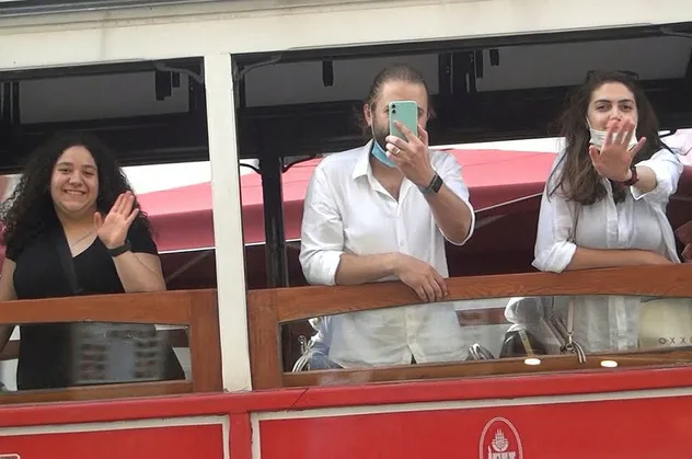 İstanbul'da 'bu kadarına da pes artık' dedirten görüntüler! Yasaklara uymayıp gülerek poz verdiler