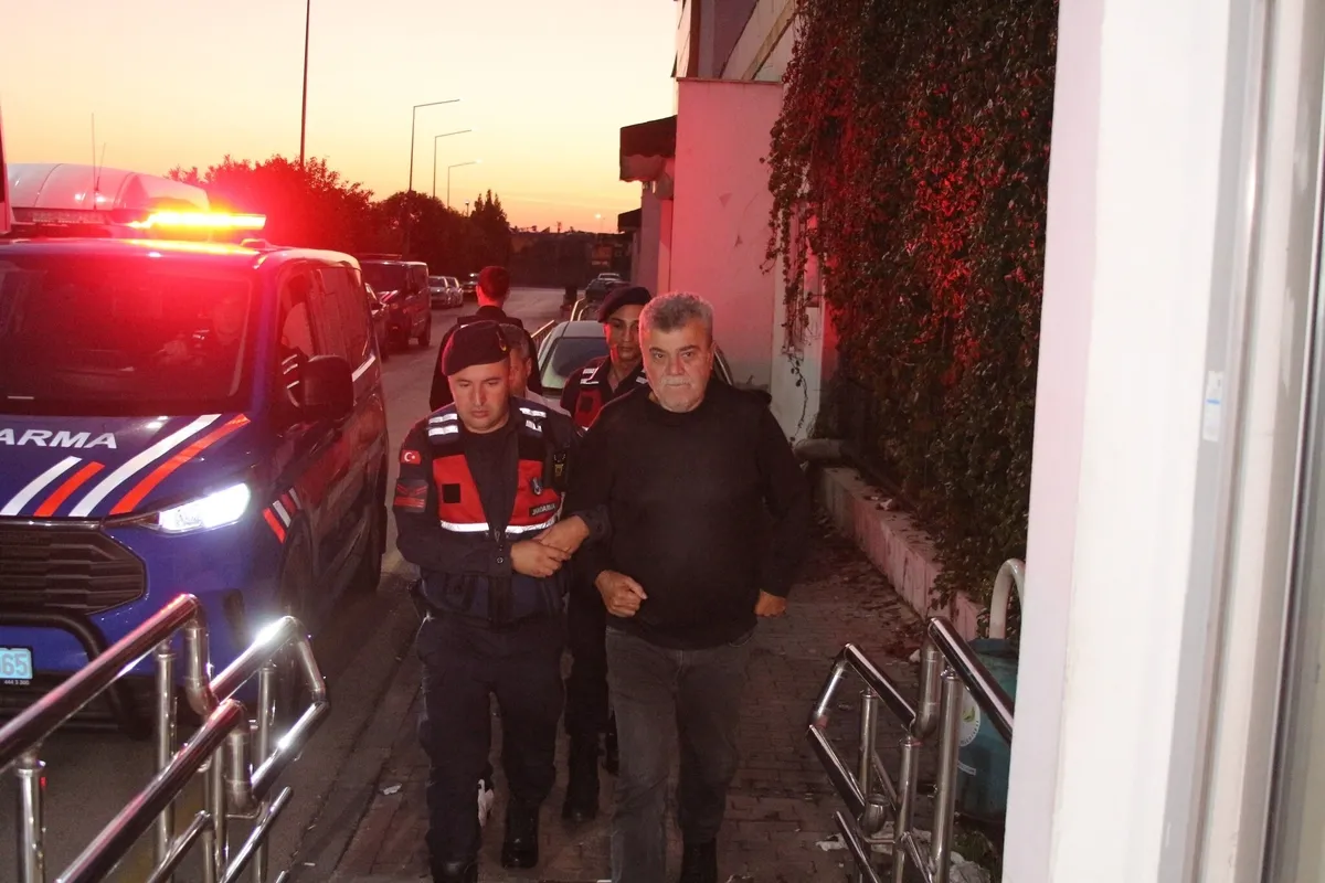cukurova-belediyesi-operasyonunda-supheliler-adliyede-1792643261667.jpeg Kozay ve Çetin'in de aralarında bulunduğu şüpheliler hâkim karşısına çıktı. (Foto:İHA)